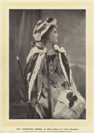 Miss Winifred Emery, come Miss Linley in Dick Sheridan da English Photographer