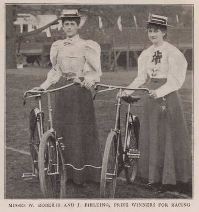 Misses W Roberts e J Fielding, vincitrici del premio per la corsa da English Photographer