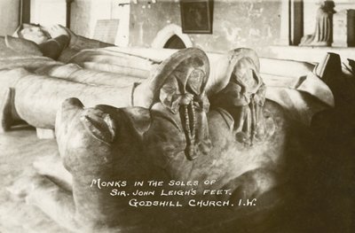Monaci ai piedi di Sir John Leigh, Chiesa di Godshill, Isola di Wight, Inghilterra da English Photographer