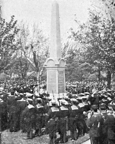 Monumento in memoria degli ufficiali e degli uomini della H.M.S. Powerful (illustrazione) da English Photographer