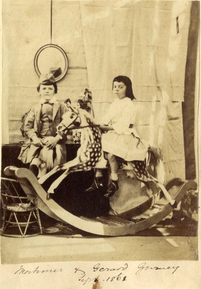 Mortimer e Gerard Gurney con il loro cavallo a dondolo da English Photographer