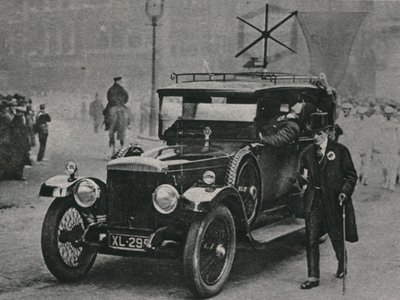 Automobile con apparecchio ricevente radio e un