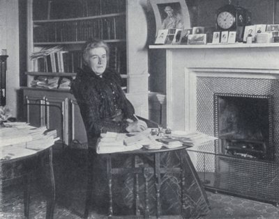 Mrs Humphry Ward nel suo studio da English Photographer