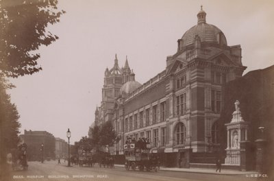 Edifici del Museo, Brompton Road, Londra da English Photographer
