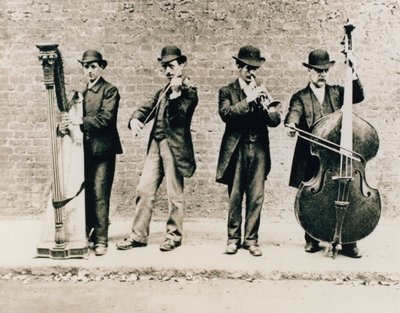 Musicisti a Greenwich nel 1884 da English Photographer
