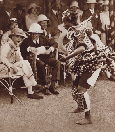 Bellezza nativa a Freetown, Sierra Leone, che danza davanti al futuro re Edoardo VIII da English Photographer