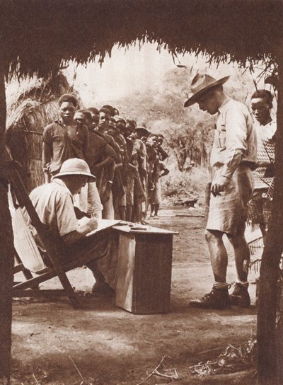 Lavoratori nativi in fila per essere pagati nella boscaglia africana da English Photographer