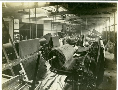 Sala del feltro ad ago, Long Meadow mill, 1923 da English Photographer