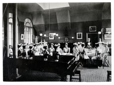 Sala da pranzo della Nightingale Home, Ospedale di St. Thomas da English Photographer