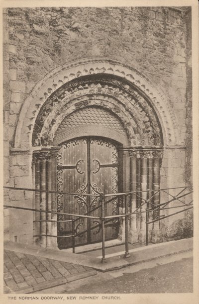 Portale normanno della Chiesa di San Nicola, New Romney, Kent da English Photographer