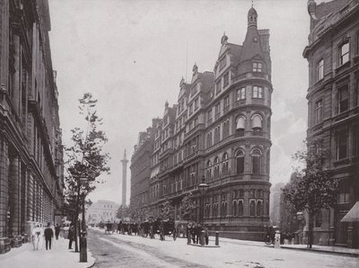 Northumberland Avenue, con il Constitutional Club da English Photographer