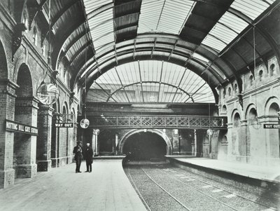 Notting Hill Gate Underground Station: vista delle piattaforme e dei binari, 1868 da English Photographer
