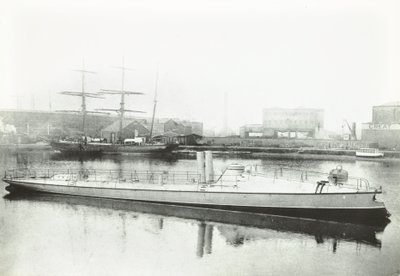 Una delle tre torpediniere costruite per il governo portoghese, Londra, 1881 da English Photographer