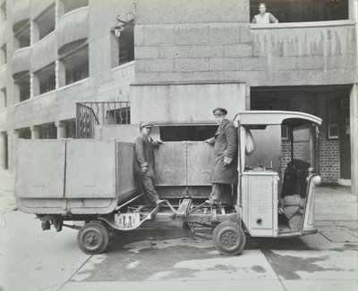 Ossulston Estate: netturbini svuotano il contenitore alla base dello scivolo dei rifiuti da English Photographer