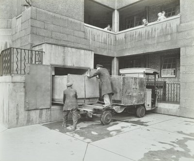 Ossulston Estate: netturbini svuotano il contenitore alla base dello scivolo dei rifiuti da English Photographer