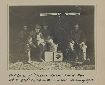 Dependance della FATTORIA MALEODORANTE Rue de Bois. Quartier Generale 2° Bn Il Reggimento del Worcestershire. Febbraio 1915 da English Photographer