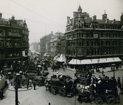 Oxford Street e Tottenham Court Road, Londra da English Photographer