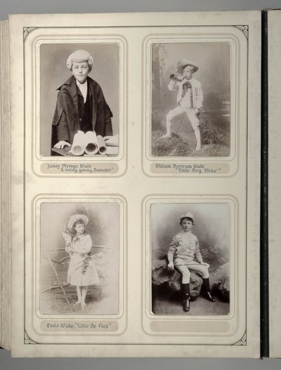 Pagina da un album souvenir del Juvenile Fancy Dress Ball, Leeds da English Photographer