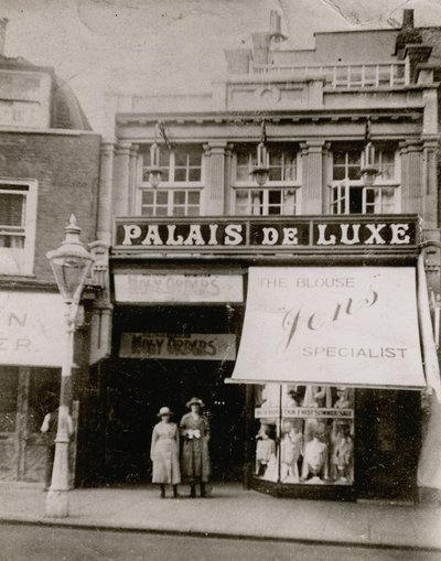 Palais de Luxe, High Street, Bromley da English Photographer