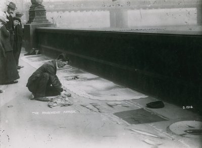 Persone osservano un artista di strada che disegna con il gesso sul marciapiede da English Photographer