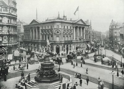 Piccadilly Circus, con la Fontana Memoriale di Shaftesbury e il London Pavilion (foto in b/n) da English Photographer