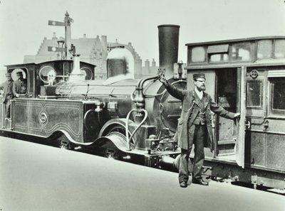 Portiere di piattaforma in una stazione ferroviaria, 1885 da English Photographer