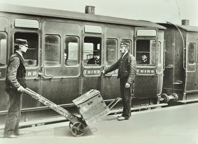 Portieri di piattaforma in una stazione ferroviaria, 1885 da English Photographer