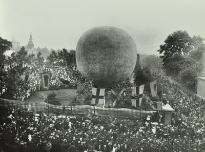 Poplar Recreation Ground: folla osserva una mongolfiera, 1892 da English Photographer