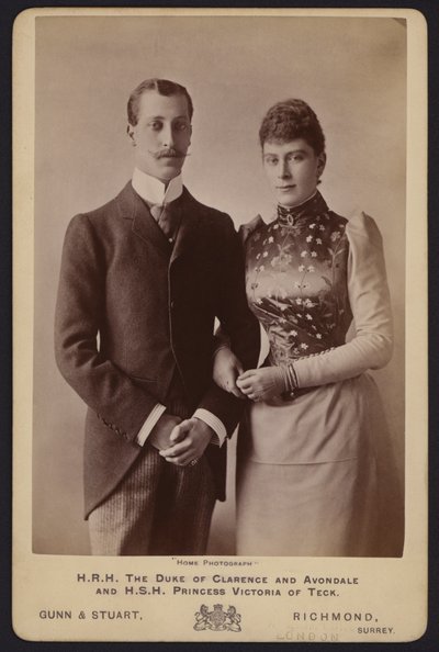 Ritratto, Principe Alberto Vittorio, figlio maggiore del Re Edoardo VII, e Principessa Mary di Teck (foto b/n) da English Photographer