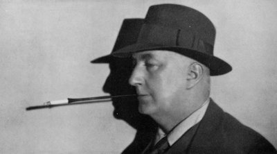 Ritratto di Edgar Wallace, con cappello e sigaretta nel bocchino da English Photographer