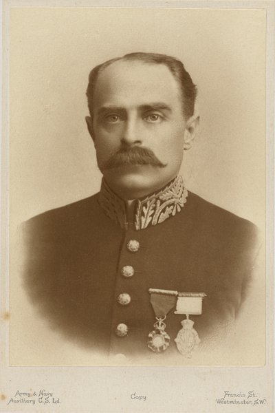 Ritratto di Francis Younghusband (foto b/n) da English Photographer