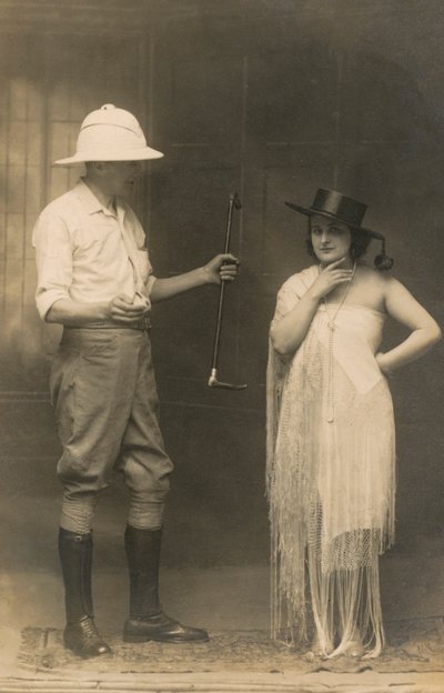 Ritratto di un uomo vestito per cavalcare e una donna con cappello e abito da English Photographer