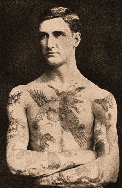 Ritratto di un uomo tatuato da Sutherland MacDonald da English Photographer