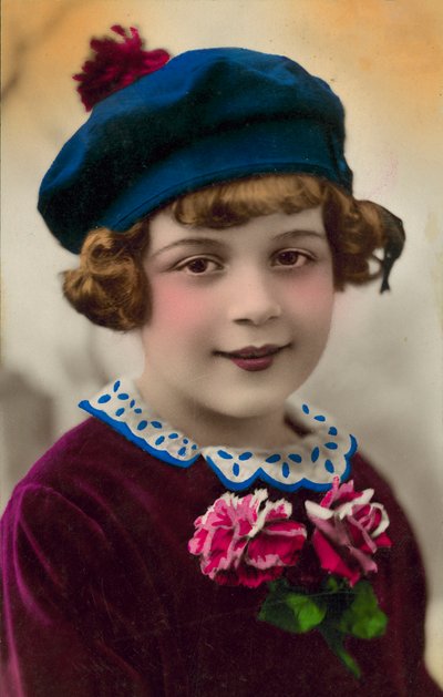 Ritratto di una giovane ragazza con un cappello blu da English Photographer