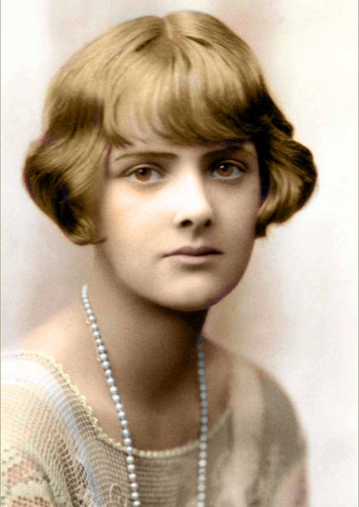 Ritratto della scrittrice Daphne du Maurier nel 1930 da English Photographer