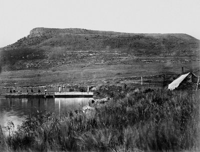 Posto a Rorkes Drift con Signal Hill in lontananza, 1879 da English Photographer