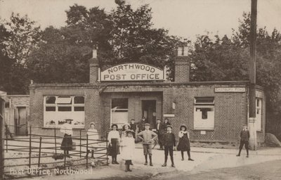 Ufficio postale, Northwood, Londra da English Photographer