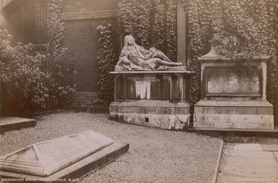 Cartolina con la tomba di Oliver Goldsmith nel Inner Temple da English Photographer