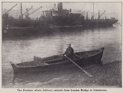 Postino la cui consegna si estende dal London Bridge a Limehouse in una barca sul fiume Tamigi, Londra da English Photographer
