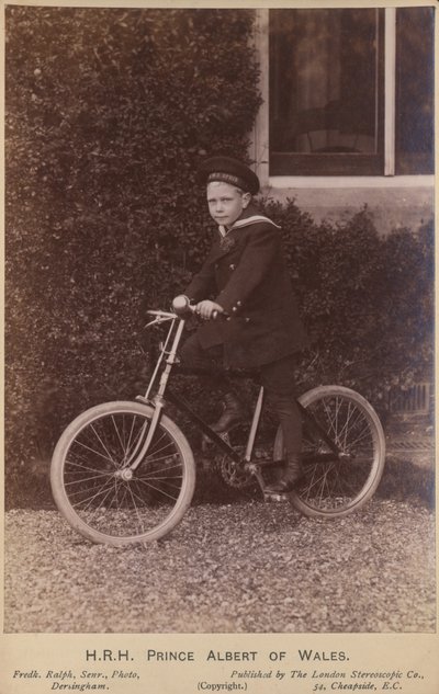 Principe Alberto di Galles posa solo con una bicicletta da English Photographer