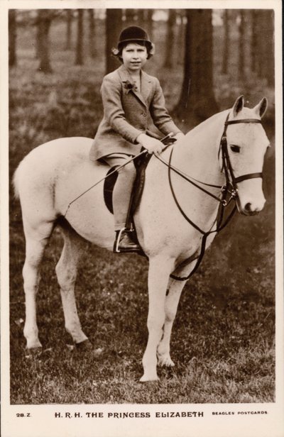Principessa Elisabetta (poi Regina Elisabetta II) che cavalca un pony bianco da English Photographer