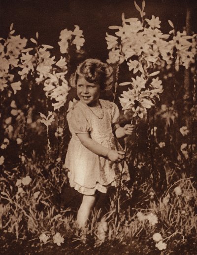 La principessa Elisabetta in giardino da English Photographer