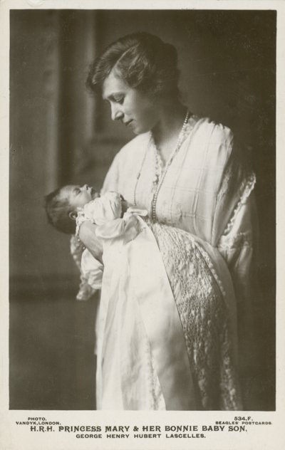 Principessa Mary, Viscontessa Lascelles, con il suo figlio maggiore, George da English Photographer