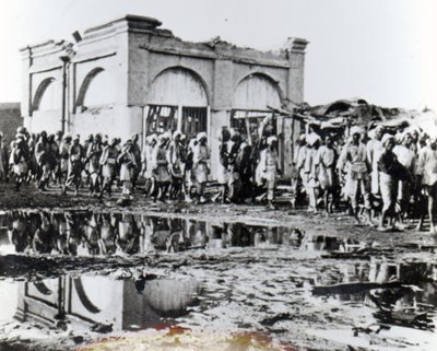 Prigionieri che passano il Mihrab, la Casa di Preghiera del Khalifa, 1898 da English Photographer