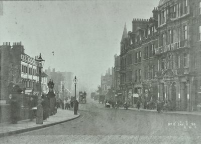 Putney Bridge: strada di accesso da Putney High Street, 1898 da English Photographer