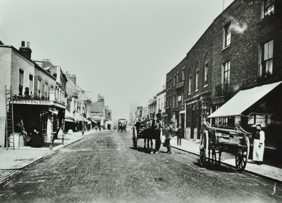 Putney High Street, vista verso il ponte, 1885 da English Photographer