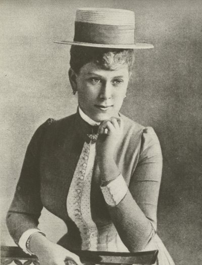 Regina Maria, a 18 anni, con un cappello di paglia da English Photographer