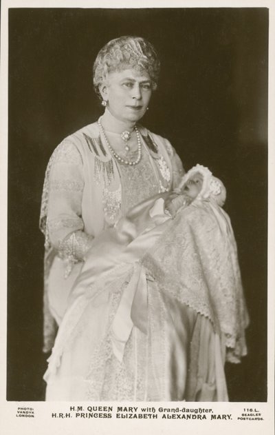 Regina Maria, consorte di Re Giorgio V, con la sua nipote, Principessa Elisabetta da English Photographer