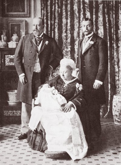 La regina Vittoria tiene in braccio il re Edoardo VIII al suo battesimo il 16 luglio 1894 da English Photographer