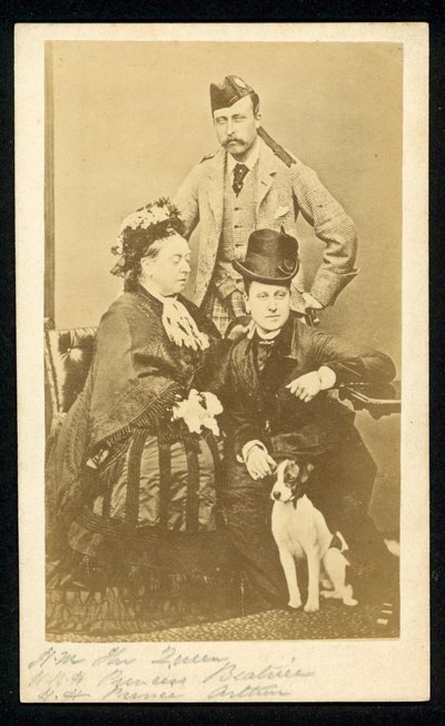 Regina Vittoria, Principessa Beatrice e Principe Arturo da English Photographer